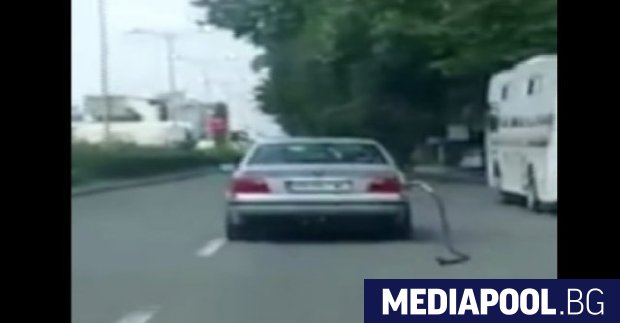 Лек автомобил движещ се по централен булевард в Пловдив с