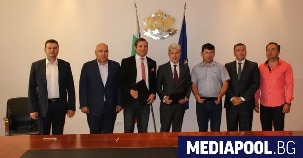 Нено Димов с кметове на общините получили договори за инсталации