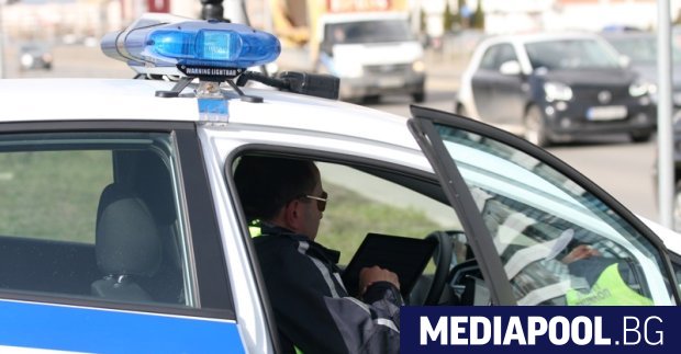 Столичен пътен полицай бе заснет от шофьор как взема подкуп