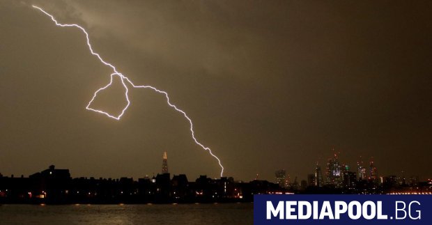Гръмотевични бури и проливни дъждове връхлетяха южната част на Великобритания