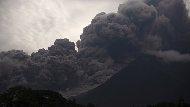 Загиналите при изригването на вулкана в Гватемала достигнаха 75 души