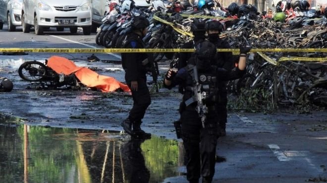 Семейство се взриви в три църкви в Индонезия, убивайки 13 души