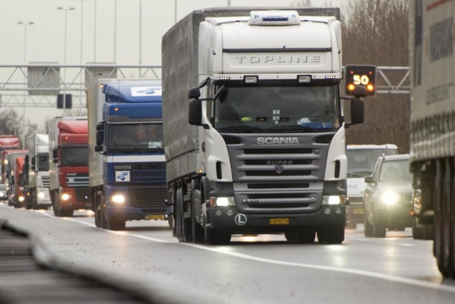 Камионите и автобусите ще плащат до седем пъти по-висока екотакса от леките коли