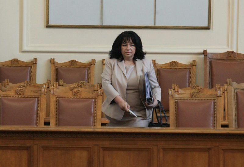 Министърът на енергетиката Теменужка Петкова в пленарната зала на парламента в четвъртък, сн. БГНЕС