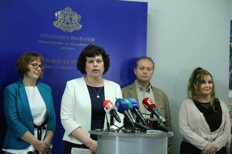 Зам.-министърът на образованието Таня Михайлова (втората от дясно на ляво) обяви, че спорната задача се отменя. Сн. БГНЕС