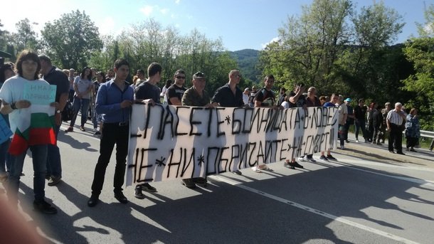Медици от болницата в Ловеч протестираха четвърта поредна неделя