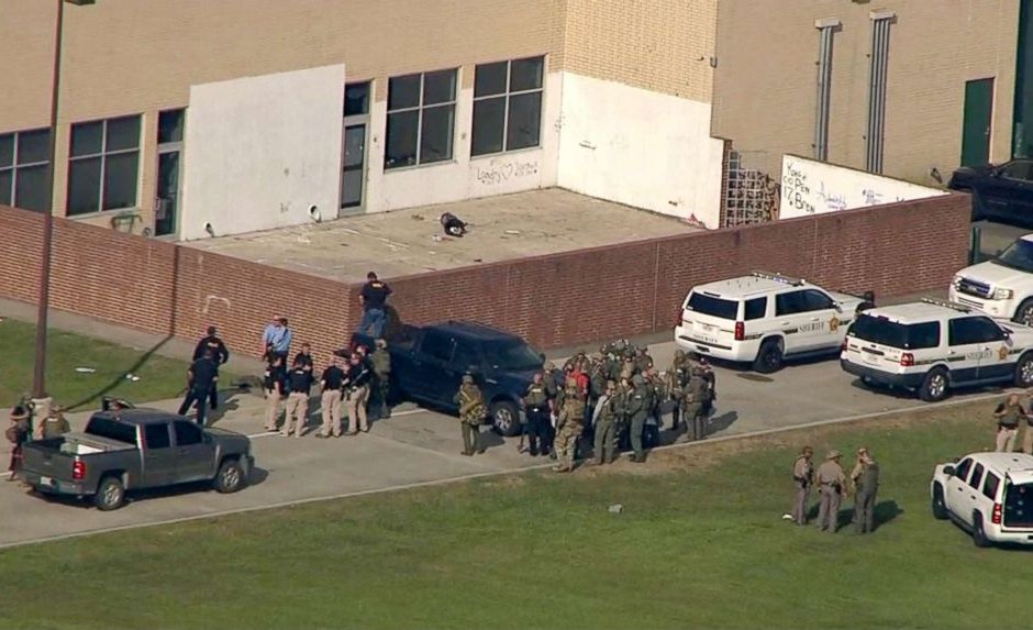 Десет жертви на стрелба в американско училище в Санта Фе