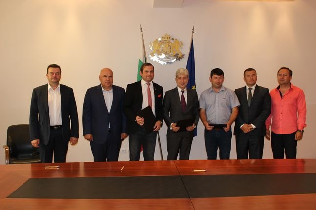 Нено Димов с кметове на общините, получили договори за инсталации за отпадъци