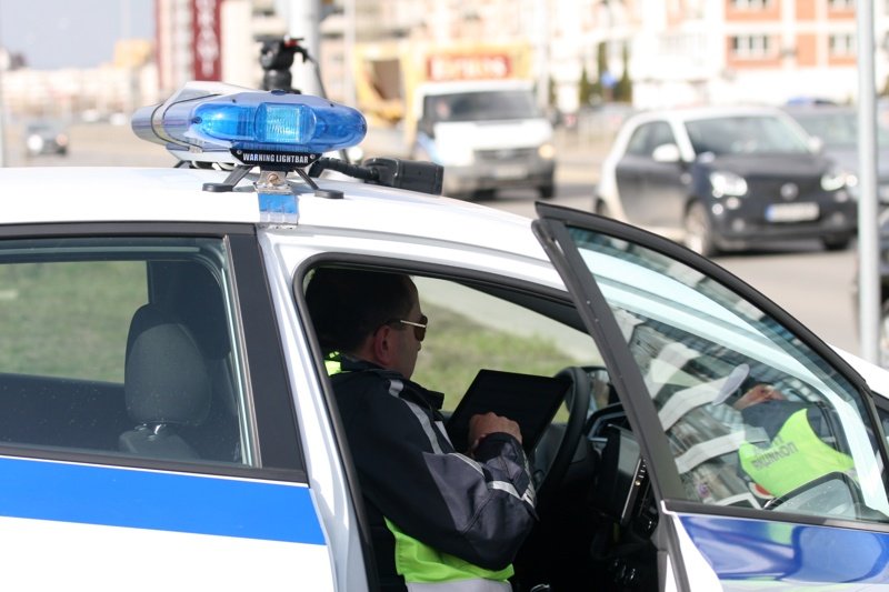 Пътен полицай бе заснет как взема подкуп