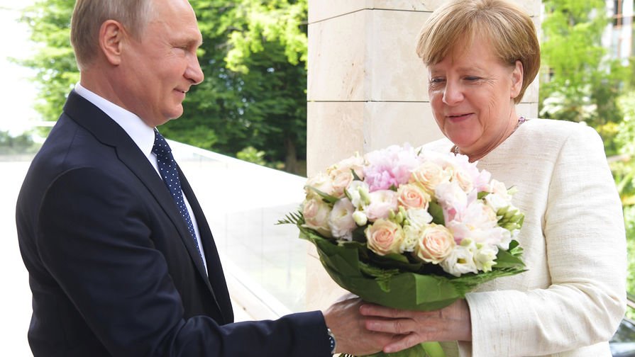 Путин посрещна Меркел в Сочи с рози, тя заяви стратегически интерес от добри отношения с Русия