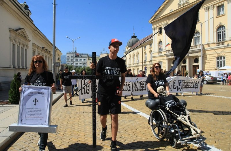Родителите на деца с увреждания продължиха протеста и през уикенда