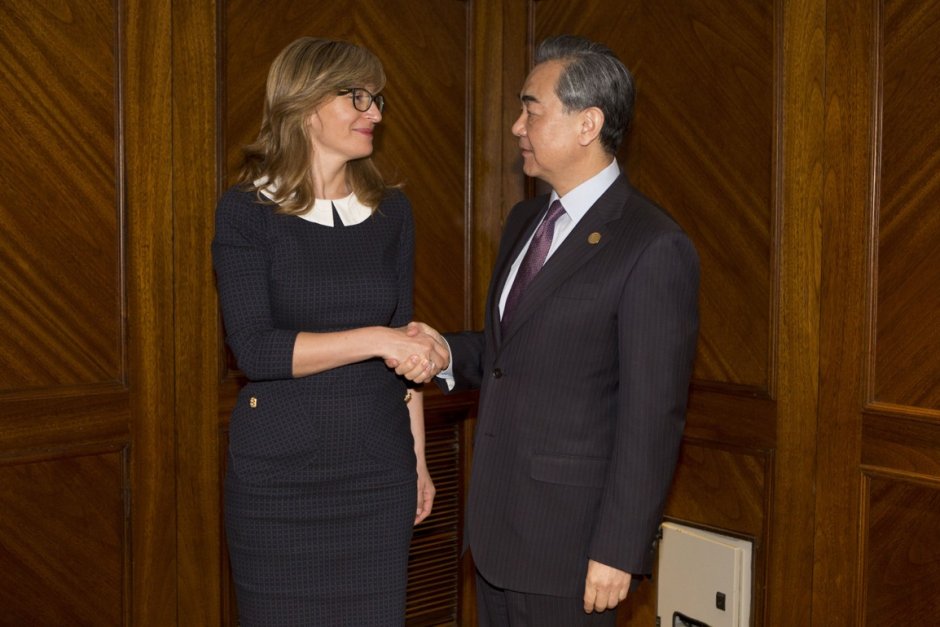 Екатерина Захариева и китайският външен министър Ван И по време на срещата им в Аржентина