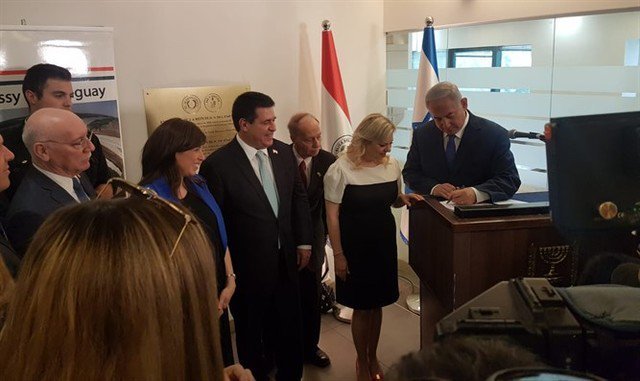 Парагвайският президент Орасио Картес (в средата) и израелският премиер Бенямин Нетаняху (крайно дясно)