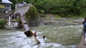 Дървен мост се срути в Кашмир и взе пет жертви