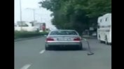 БМВ перка из Пловдив с маркуч за зареждане на бензин