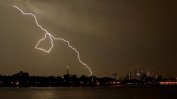 Невиждана гръмотевична буря с хиляди светкавици във Великобритания