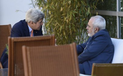 Бившият държавен секретар Джон Кери (ляво) в разговор с външния министър на Иран Мохаммад Джавад Зариф в разговор по времето, когато се подготвяше споразумението на иранската ядрена програма.