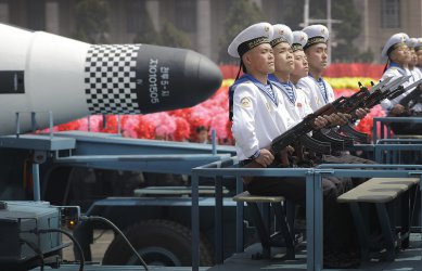 Атомни бомби и нормализация - залозите на срещата Ким-Тръмп
