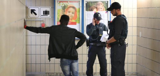 Уволнена е шефката на германската служба за миграцията и бежанците