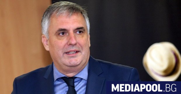 Ивайло Калфин Оставката на социалния министър Бисер Петков бе водевил