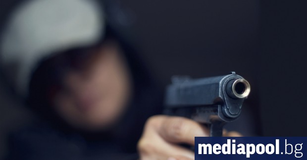 Водач на лек автомобил е заплашил с пистолет шофьор на