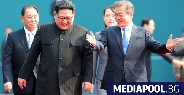 Мун дже-ин (дясно) по време на срещата си със севернокорейския