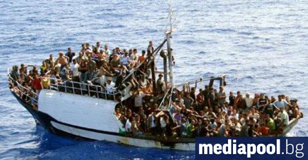 Снимката е илюстративна Спасителен кораб с 629 мигранти на борда
