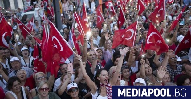 Мащабни заключителни митинги се провеждат в Турция в деня преди