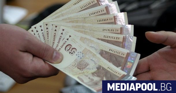 Националната агенция за приходите НАП ще проверява двама български граждани