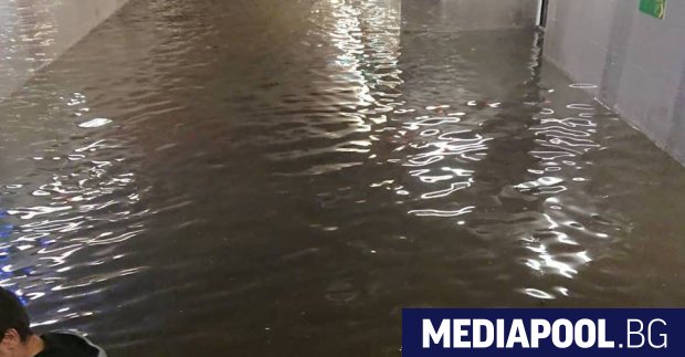 Силна гръмотевична буря с проливен дъжд се изви в понеделник