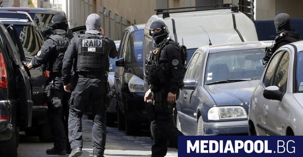 Десет души са арестувани във Франция в нощта на събота