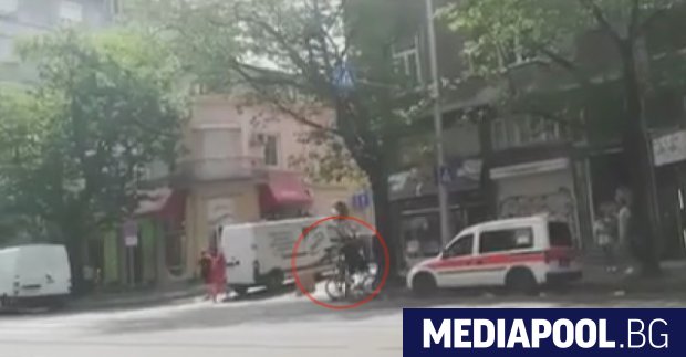 Велосипедист е нарязал гумите на линейка в София съобщи бТВ