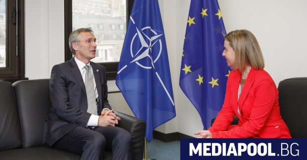 Генералния секретар на НАТО Йенс Столтенберг и върховният представител на