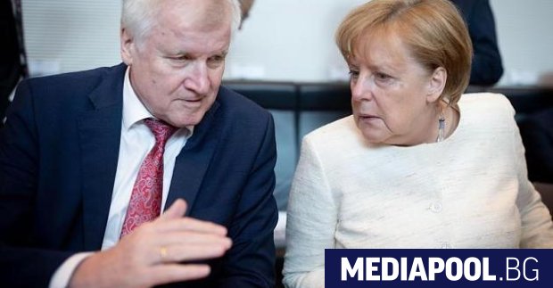 Хорст Зеехофер и Меркел Баварските съюзници на германския канцлер Ангела