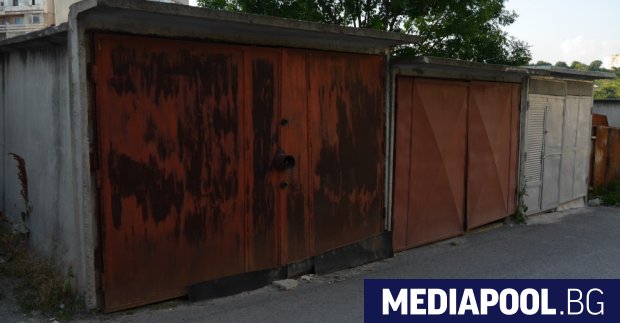 Община Ловеч е започнала премахването на незаконните гаражи в централната