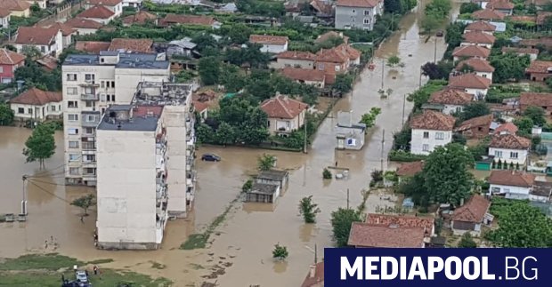 Река Малък Искър наводни един от кварталите на Роман Сн