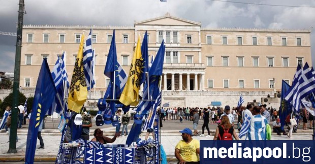 Правителството на премиера Алексис Ципрас оцеля при вота на недоверие