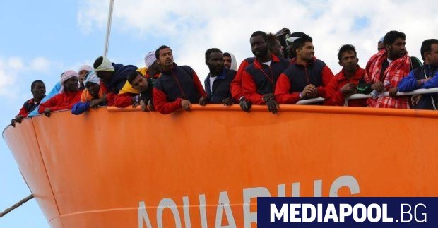 Спасените в Средиземно море от кораба Акуариус 629 мигранти блокирани