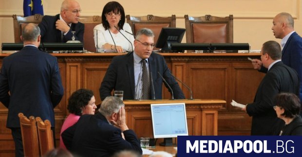 Петъчното заседание на парламента се провали след скандал между управляващите