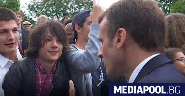 Макрон поучава младежа дръзнал да се обърне към него с