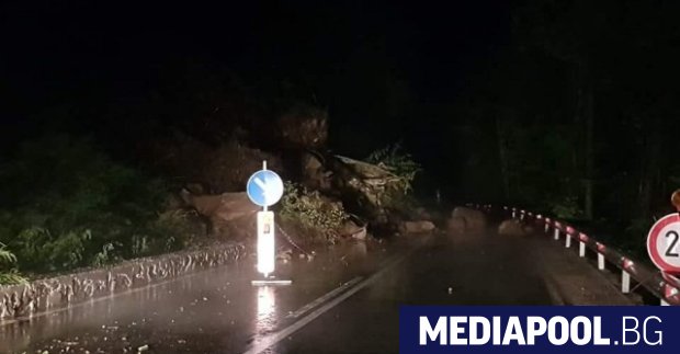 Снимка бТВ Тонове скална маса и дървета се свлякоха и