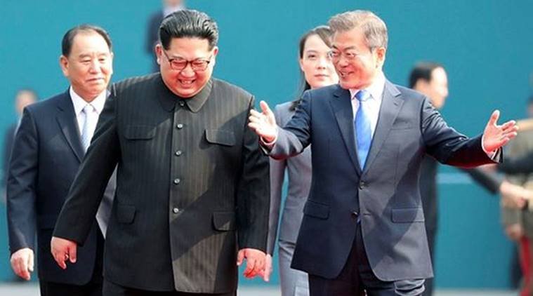 Мун дже-ин (дясно) по време на срещата си със севернокорейския лидер в края на април.