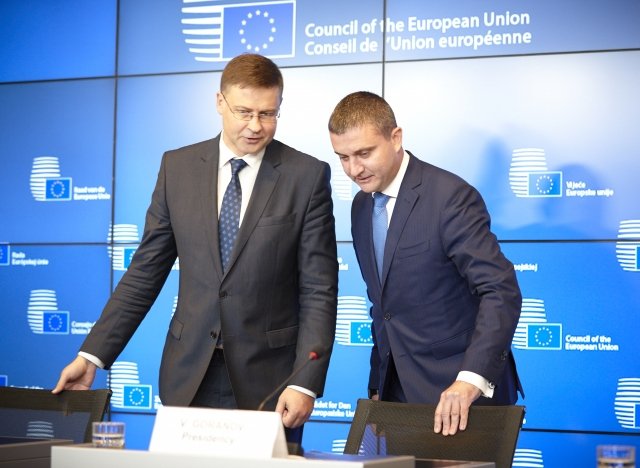 Зам.-председателят на ЕК Валдис Домбровскис (вляво) и министър Владислав Горанов