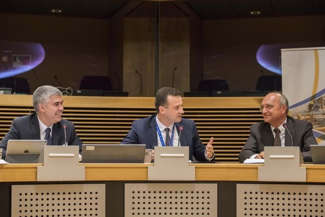 Шефът на "Булгартрансгаз" Владимир Малинов (вляво) изам.-министърът Жечо Станков (в средата) представиха предпроектното проучване за хъба в Брюксел