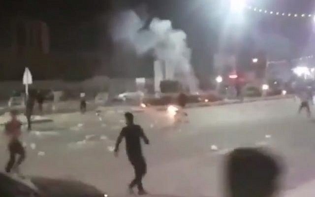 Втора нощ на сблъсъци на протестиращи с полицията в Иран