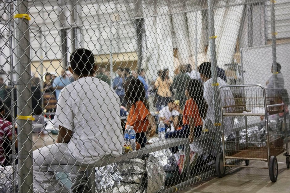 Светът се възмути от затворените в клетки деца на имигранти в САЩ