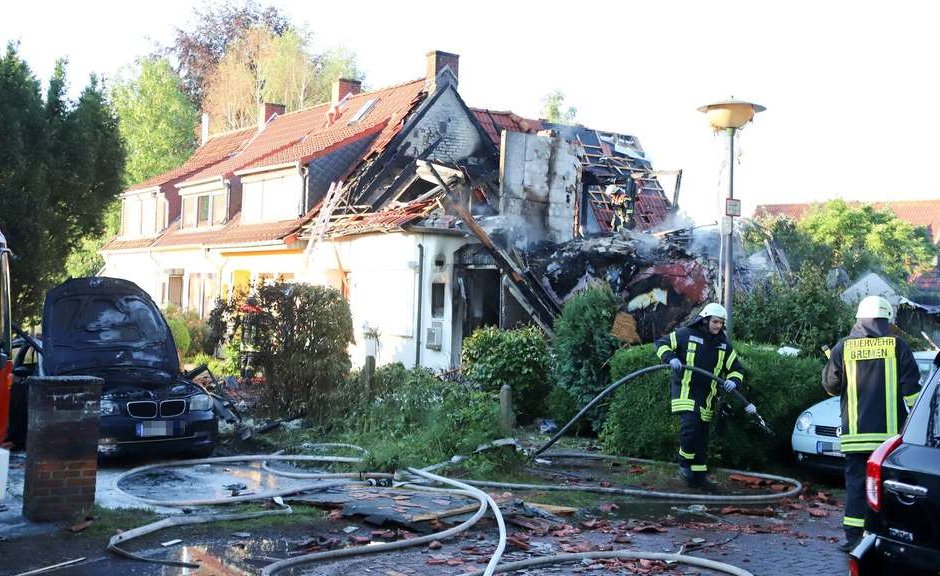 Огромен взрив остави само външните стени на жилищна сграда в Бремен и уби трима