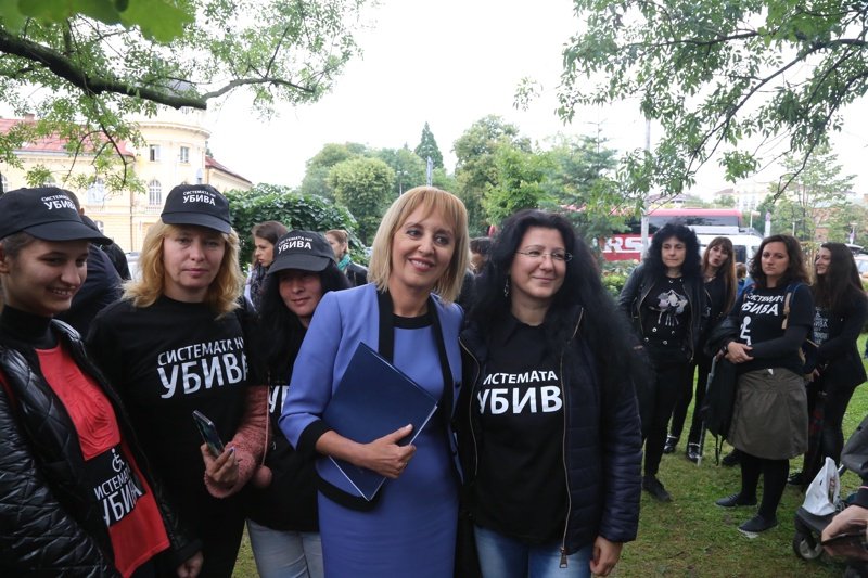 Манолова и майки внесоха в НС закона за личната помощ с петдневен ултиматум