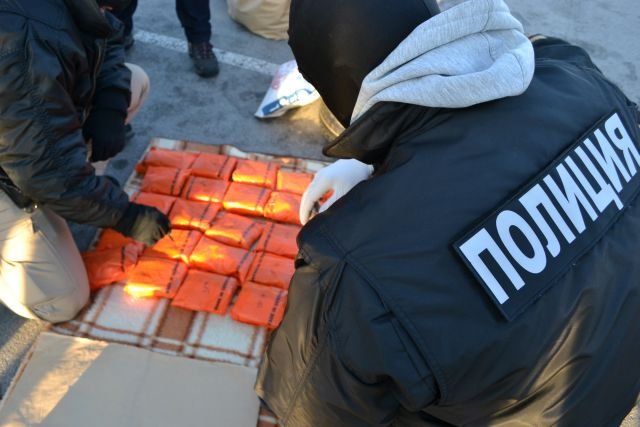 Постоянен арест за двама холандци, арестувани с 16 тона прекурсори за амфетамини