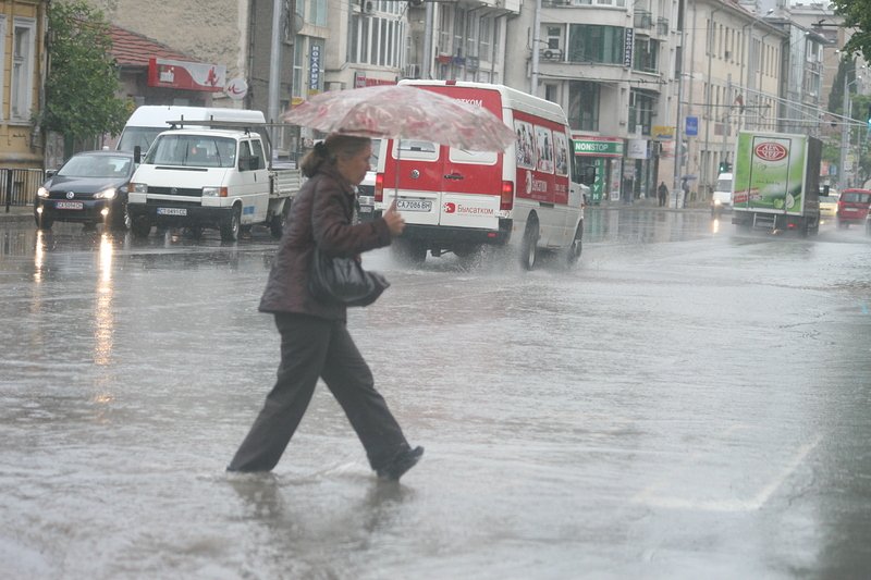 Бури и дъждове заплашват с наводнения девет области